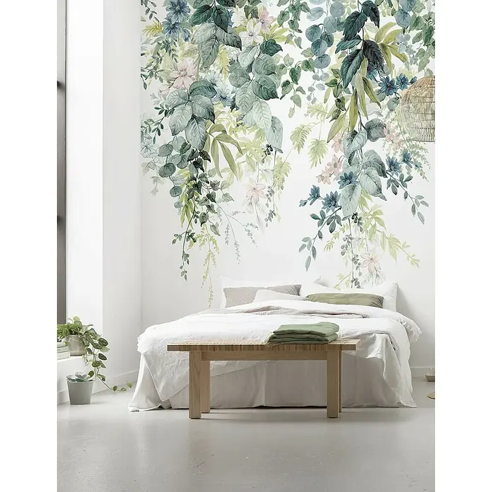 Komar Fototapete Blütenranken - 6 -tlg., B x H: 300 x 250 cm, Vlies - Schlafzimmer mit Wanddekor aus Blättern und Blumen über dem Bett. Die Wanddekor verleiht dem Raum eine natürliche und beruhigende Atmosphäre.