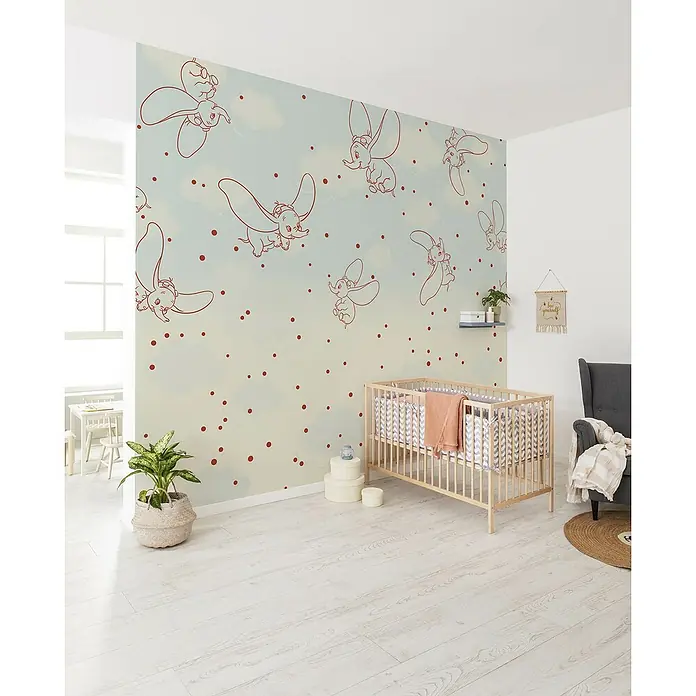 Komar Fototapete Dumbo - 7 -tlg., B x H: 350 x 250 cm, Vlies - Dumbo-Tapete in einem Kinderzimmer, hellblau/grün mit roten Elefantenumrissen und Tupfen.