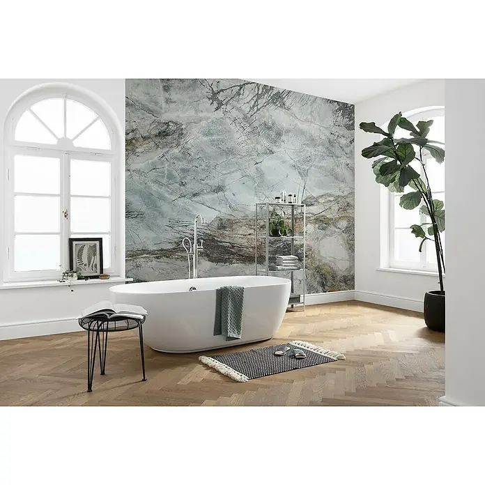 Komar Fototapete Barcelona - 6 -tlg., B x H: 300 x 250 cm, Vlies - Weiße freistehende Badewanne in einem modernen Badezimmer mit Marmorwand und Holzfußboden.