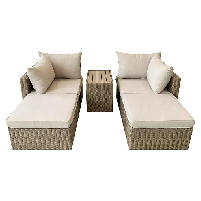 Conjunto de muebles Serena - 5 pzs., Ratán sintético/Aluminio, Marrón/Beige - Dos tumbonas de mimbre marrón claro con cojines crema y una mesa auxiliar de mimbre a juego con tapa de listones.
