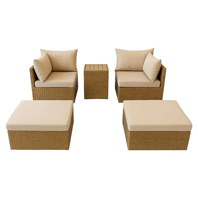 Conjunto de muebles Serena - 5 pzs., Ratán sintético/Aluminio, Marrón/Beige - Conjunto de patio de cinco piezas con estructuras de ratán marrón tejido y cojines beige, que incluye dos sillones, dos otomanas y una mesa auxiliar.