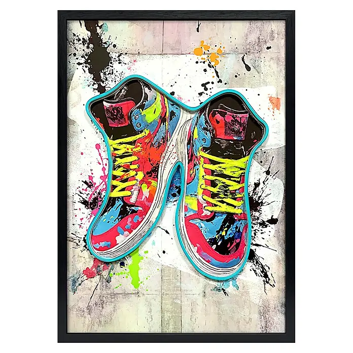 ProArt Cuadro Neon Art Zapatillas Grafiti - Zapatillas Grafitti, An x Al: 50 x 70 cm - Obra de arte con un par de zapatillas altas vibrantes y salpicadas de pintura, con cordones amarillos brillantes y un borde turquesa.