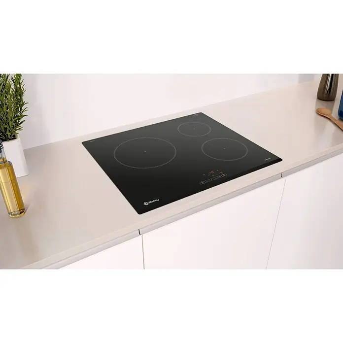 Balay Placa de cocción 3EB864FR - Número de fogones de inducción: 3 ud., Vidrio - La imagen muestra una moderna placa de inducción Balay instalada en una encimera de cocina clara. La placa tiene tres zonas de cocción.