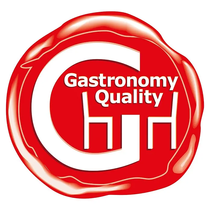 Sunfun Gastro Gartentisch - L x B x H: 74,5 x 75 x 74,5 cm, Stahl, Night-Grey, Stapelbar - Logo für Gastronomiequalität mit rotem Hintergrund, weißem "G" und stilisierten Stuhlsymbolen, das Gastronomiequalität repräsentiert.