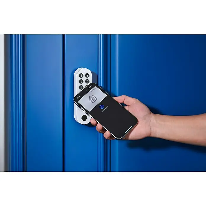 Aqara Elektronisches Türschloss SMART LOCK U200 - Bedienung: Fingerabdruck, Zugangscode, Smartphone, Geeignet für: Türen, Weiß - Eine Hand hält ein Smartphone an einem weißen Smart Lock auf einer blauen Tür und zeigt eine Smart-Home-App zum Entriegeln.