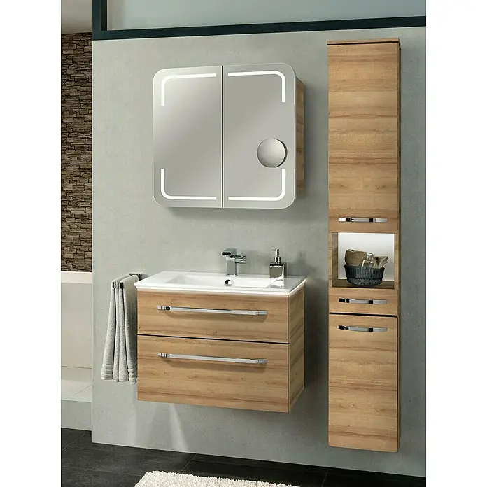 Camargue Star Hochschrank - 30,4 x 32,5 x 181,6 cm, Berg Eiche, DIN Anschlag: Links - Modernes Badmöbelset aus Holz mit weißem Waschbecken, beleuchtetem Spiegel und hohem Schrank mit Chromdetails.