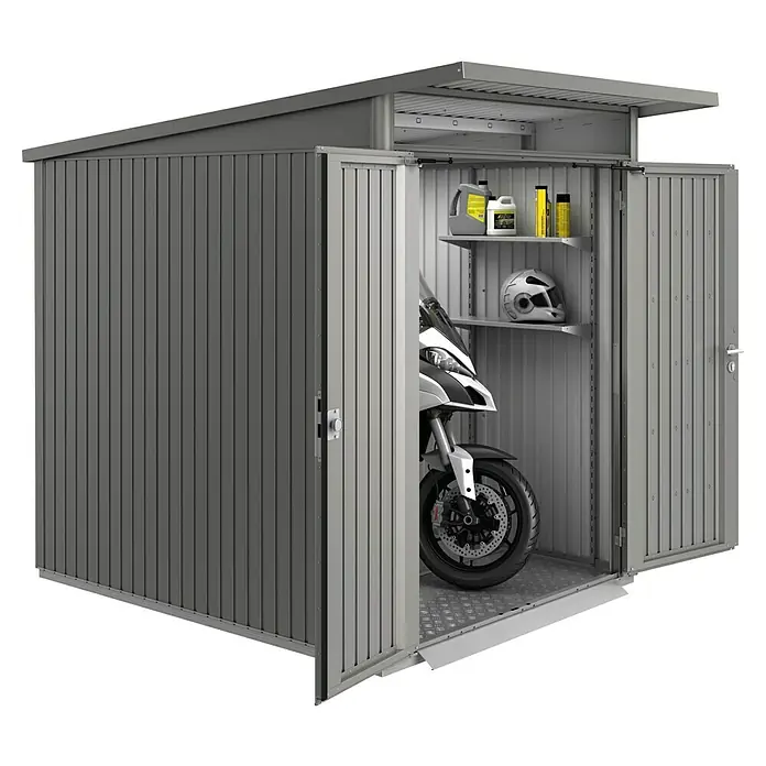 Biohort AvantGarde Gerätehaus A6 - Außenmaß inkl. Dachüberstand (B x T): 260 x 260 cm, Stahl, Quarzgrau Metallic, Doppeltür - Grauer, gerippter Metallschuppen, offen mit Motorrad, Regalen mit Öl und einem Helm im Inneren.