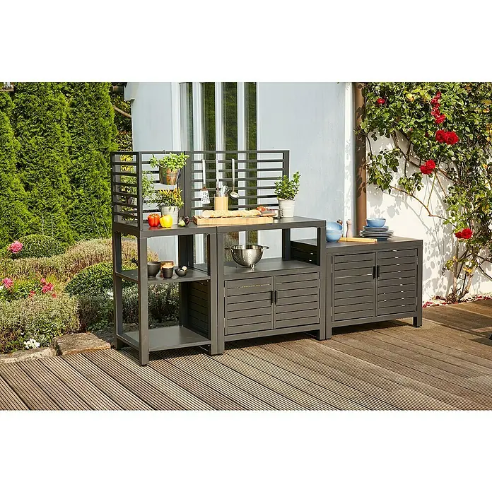 Siena Garden Outdoorküchen-Modul Texas - Matt Anthrazit - Dunkelgraue Metall-Outdoor-Küchenzeile mit Arbeitsplatte, Regalen und Schränken auf einer Holzterrasse.