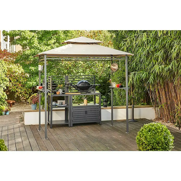 Siena Garden Outdoorküchen-Modul Texas - Matt Anthrazit - Graues Outdoor-Küchenpavillon mit beigem Dach, integriertem Grill und Ablagen, auf einer Holzterrasse im Garten.