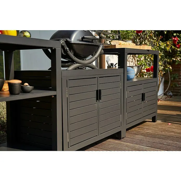 Siena Garden Outdoorküche Texas - 2 -tlg., Anthrazit - Modulare dunkelgraue Außenküche mit Grill und Stauraum auf Holzterrasse.