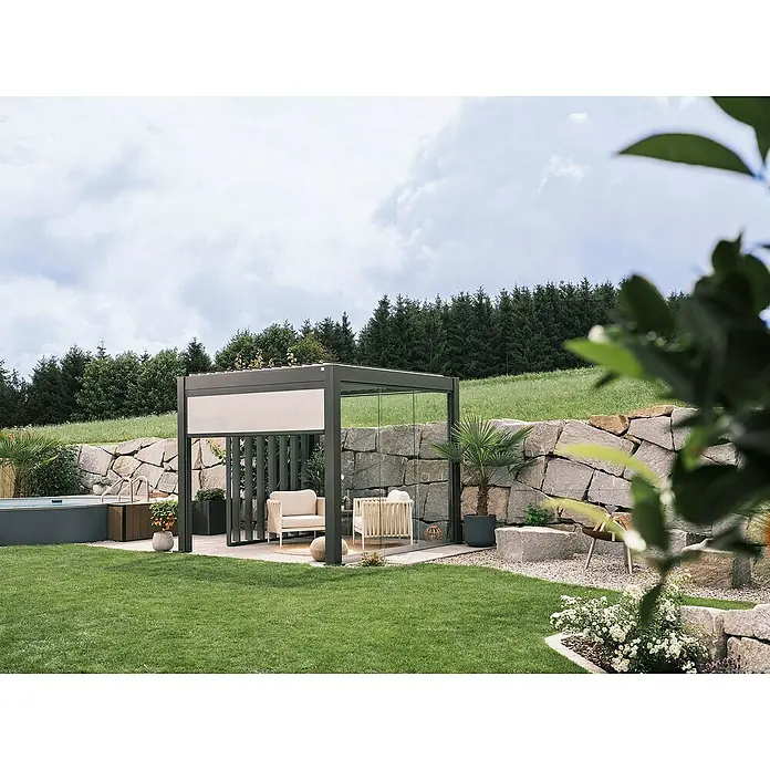 Biohort Seitenwand elektrisch - B x H: 327 x 235 cm, Dunkelgrau Metallic, Passend für Biohort Lamellenpavillon 350 cm - Eine stilvolle dunkelgraue Pergola mit ausfahrbarem weißem Sonnenschutz und Glasseiten, die einen gemütlichen Lounge-Bereich im Garten am Pool bietet.