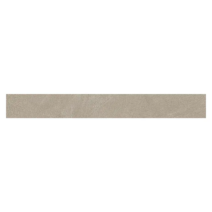 Corso Italia Sockelfliese Lexington - 7,2 x 60 cm, Dusty, Matt - Hellbeiges-graues strukturiertes Oberflächenmaterial mit subtilem, unregelmäßigem Muster.