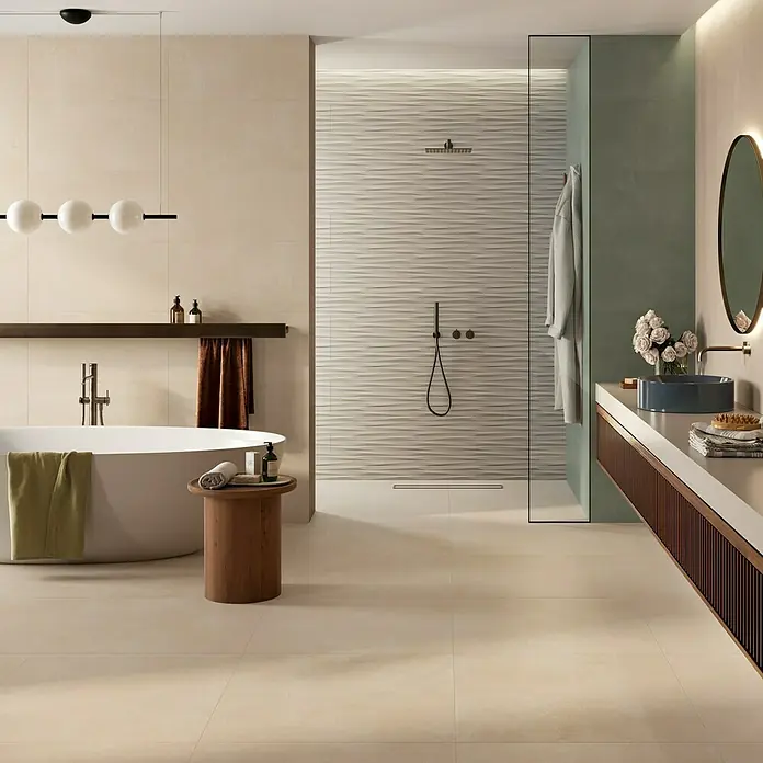 Atlas Concorde Solution Feinsteinzeugfliese Lexington - 80 x 80 cm, Lilium, Matt - Modernes Bad mit beigen Großformatfliesen an Boden und Wänden, freistehender Wanne, Dusche mit wellenförmigen Fliesen und grüner Akzentwand.