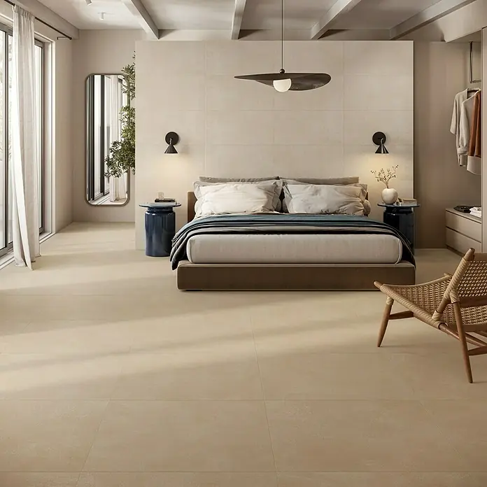 Atlas Concorde Solution Feinsteinzeugfliese Lexington - 80 x 80 cm, Gold, Matt - Helle, beigefarbene Bodenfliesen in einem Schlafzimmer.