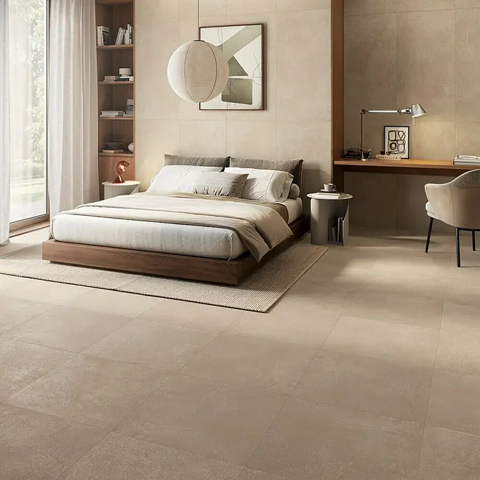 Atlas Concorde Solution Feinsteinzeugfliese Lexington - 60 x 120 cm, Dusty, Matt - Großformatige beige Fliesen in Betonoptik an Boden und Wänden eines modernen Schlafzimmers.