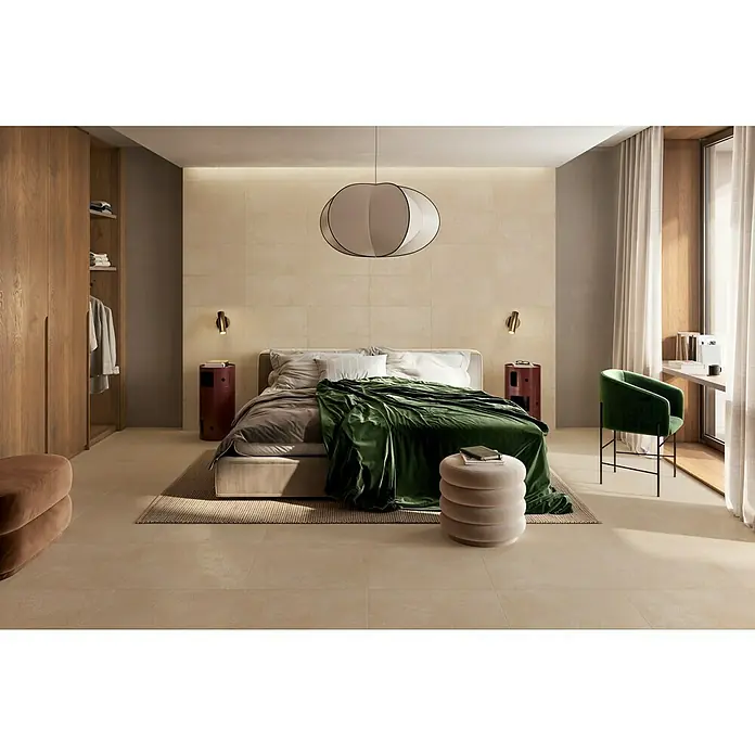 Atlas Concorde Solution Feinsteinzeugfliese Lexington - 30 x 60 cm, Lilium, Matt - Modernes Schlafzimmer mit hellbeigen, großformatigen Boden- und Wandfliesen in matter Natursteinoptik.