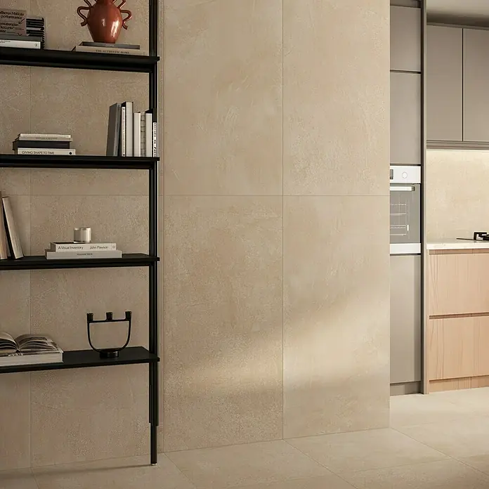 Atlas Concorde Solution Feinsteinzeugfliese Lexington - 60 x 120 cm, Lilium, Matt - Großformatige beige Fliesen mit strukturierter Oberfläche an Wand und Boden für ein modernes Raumgefühl.