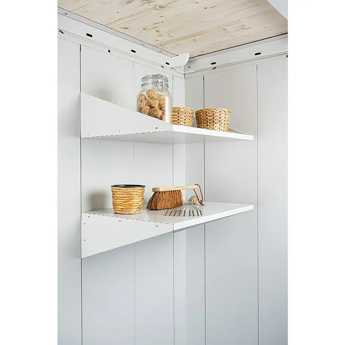 Biohort Neo Regal-Set - B x T x H: 56 x 44,5 x 17,3 cm, Passend für: Biohort Neo Gerätehaus, 2 Stk. - Zwei weiße Regale mit Körben, Glas und Gartengeräten, integriert in ein weißes Schranksystem mit Holzdecke.