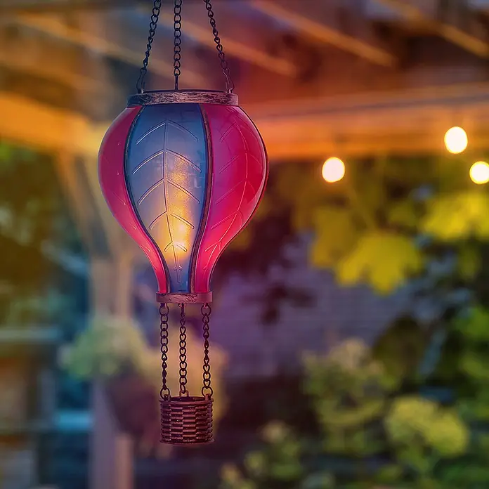 Solar-Dekoleuchte Heißluftballon - L x B x H: 10,8 x 10,8 x 38 cm, Bunt, IP44 - Beleuchtete rot-blaue Heißluftballon-Laterne mit Korb, hängend in abendlicher Gartenumgebung.