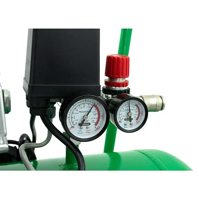Prebena Kompressor Vigon 300 - Max. Druck: 8 bar, 50 l - Nahaufnahme von zwei Manometern mit weißen Zifferblättern und schwarzen Gehäusen, verbunden mit einer schwarzen Steuerung und einem grünen Kompressortank, mit rotem Reglerknopf.