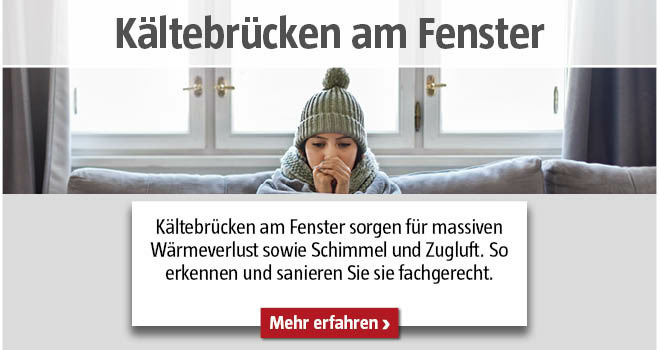 Frau sitzt auf der Couch mit Decke und Haube, dahinter 3 Fenster