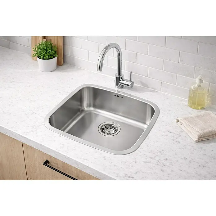 Rodi Fregadero encastrable Brasilia - 44 x 38 cm, Acero - Fregadero de cocina de acero inoxidable con grifo cromado, integrado en una encimera de color claro. Un elemento práctico y moderno.