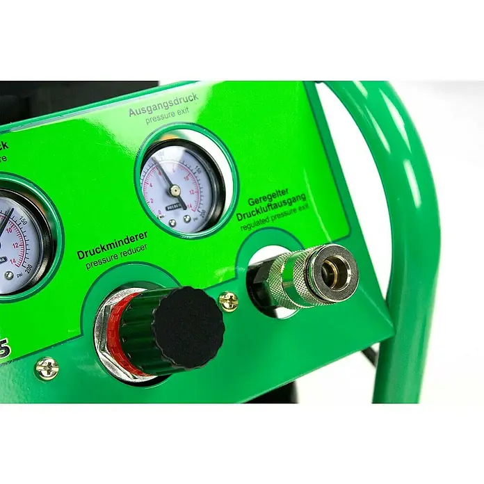Prebena Kompressor Vitas 45 - Max. Druck: 10 bar, 250 W, 4 l - Nahaufnahme eines grünen Kompressorgeräts mit zwei Manometern, einem schwarzen Druckmindererknopf und einem silbernen Luftauslass.