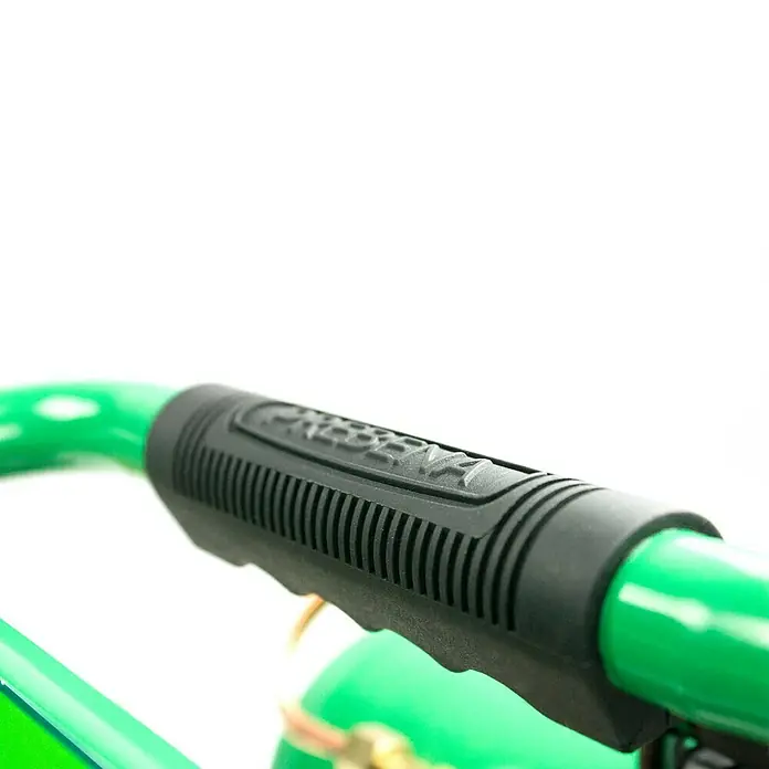Prebena Kompressor Vitas 45 - Max. Druck: 10 bar, 250 W, 4 l - Nahaufnahme eines grünen Griffs mit schwarzer, gerippter Ummantelung. Der ergonomische Griff zeigt den geprägten Schriftzug „PRESENA“.