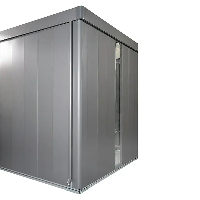 Biohort Neo Gerätehaus 2D - Außenbreite inkl. Dachüberstand: 348 cm, Außentiefe inkl. Dachüberstand: 236 cm, Stahl, Quarzgrau-Metallic, Doppeltür - Grauer modularer Kühlraum aus metallischen Isolierpaneelen mit transparenter Tür/Fenster.