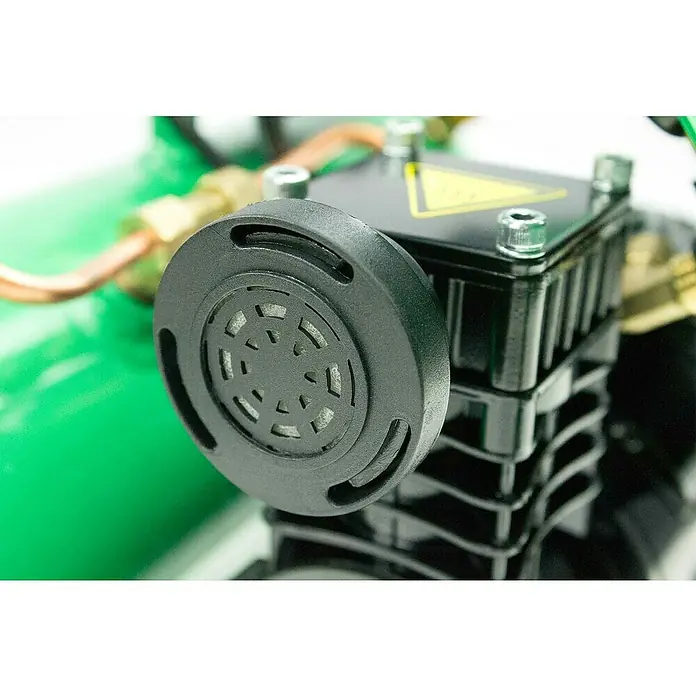 Prebena Kompressor Vitas 45 - Max. Druck: 10 bar, 250 W, 4 l - Runder, dunkelgrauer Luftkompressorfilter mit geschlitzter Abdeckung, zeigt internes Filtermaterial.