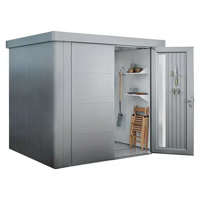 Biohort Neo Gerätehaus 2D - Außenbreite inkl. Dachüberstand: 348 cm, Außentiefe inkl. Dachüberstand: 236 cm, Stahl, Silber-Metallic, Einzeltür - Grauer Metall-Gartenschuppen mit offener Tür, zeigt Regale, Gartengeräte und Klappstühle im Inneren.