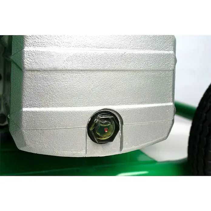 Prebena Kompressor Warrior 435 - Max. Druck: 8 bar, 2.200 W, 25 l - Silberfarbenes Maschinenteil mit einem klaren, sechseckigen Schauglas, das gelbe Flüssigkeit und eine rote Anzeige zeigt.