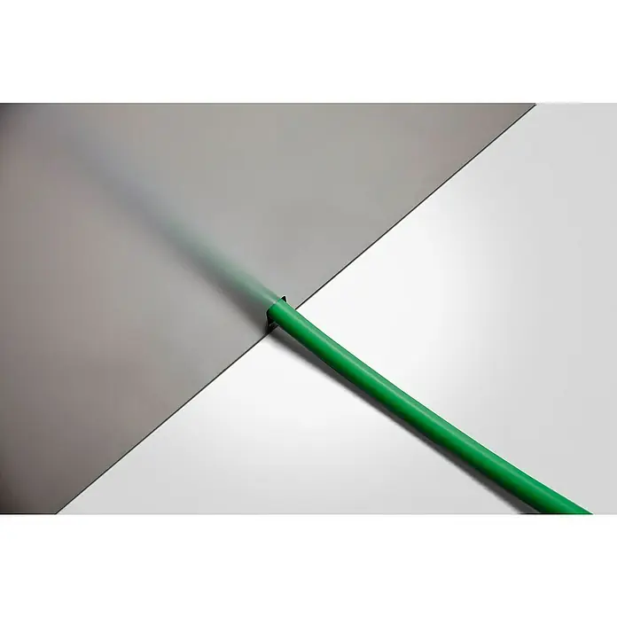 Biohort Belvedere Hochbeet Belvedere L - 201 x 201 x 61 cm, Stahl, Silber Metallic - Grünes Rohr, das in eine graue Oberfläche eintritt.