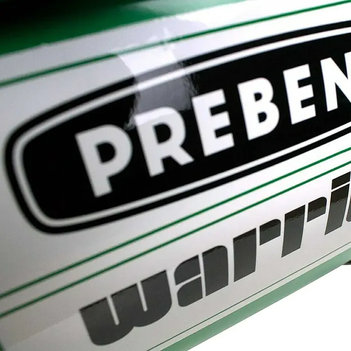 Prebena Kompressor Warrior 435 - Max. Druck: 8 bar, 2.200 W, 25 l - Glänzendes weißes Etikett mit „PREBEN“ in schwarzem Oval und „warri“ darunter, umrahmt von grünen Linien.