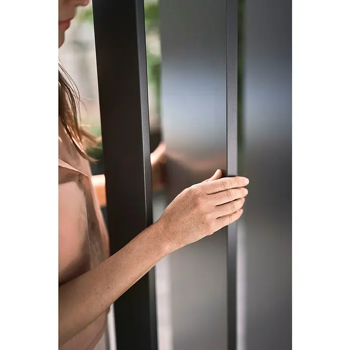 Biohort Lamellenpavillon - B x T: 404,5 mm x 367,5 cm, Dunkelgrau Metallic, Material Gestell: Stahl - Hand berührt eine dunkelgraue, texturierte vertikale Platte eines modernen Raumteilers.