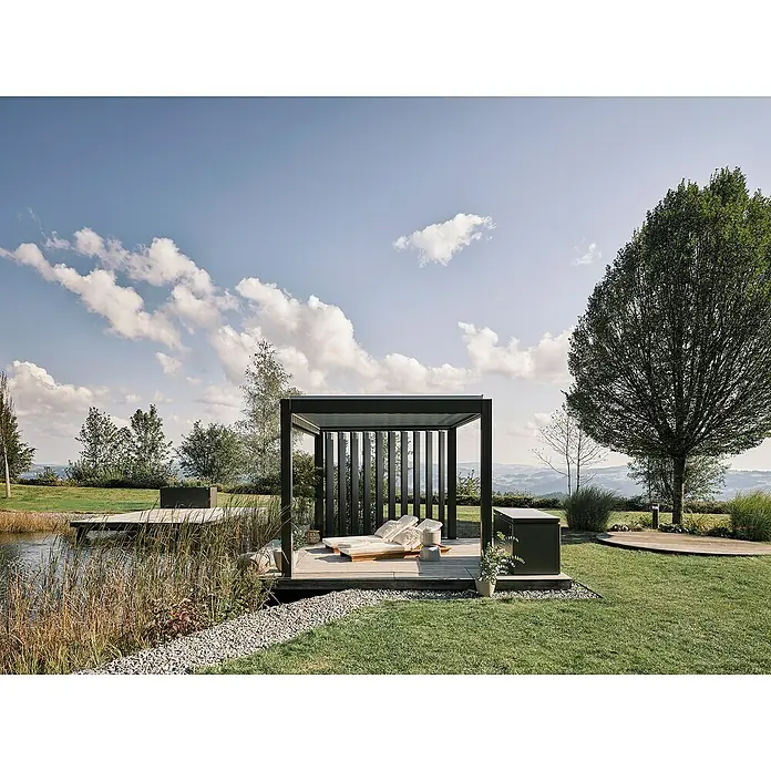 Biohort Seitenwand - Passend für Biohort Lamellenpavillon 2,5 m, Dunkelgrau Metallic - Dunkle Outdoor-Pergola mit Liegen auf Holzdeck am Teich, bietet schattigen Entspannungsbereich in Landschaft.