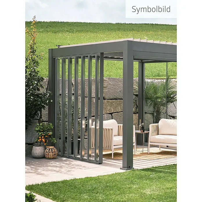 Biohort Seitenwand - Passend für Biohort Lamellenpavillon 2,5 m, Quarzgrau Metallic - Moderne graue Metall-Pergola mit vertikalen Lamellen, als schattiger Sitzbereich im Freien mit zwei Loungesesseln neben einer Steinwand.