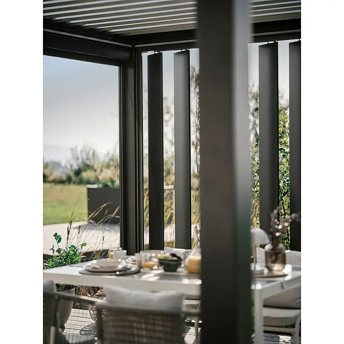 Biohort Lamellenpavillon - B x T: 404,5 x 312 cm, Dunkelgrau Metallic - Silber Metallic, Material Gestell: Stahl - Dunkelgraue Metallpergola mit vertikalen Lamellen und Lamellendach über einem Essbereich im Freien.