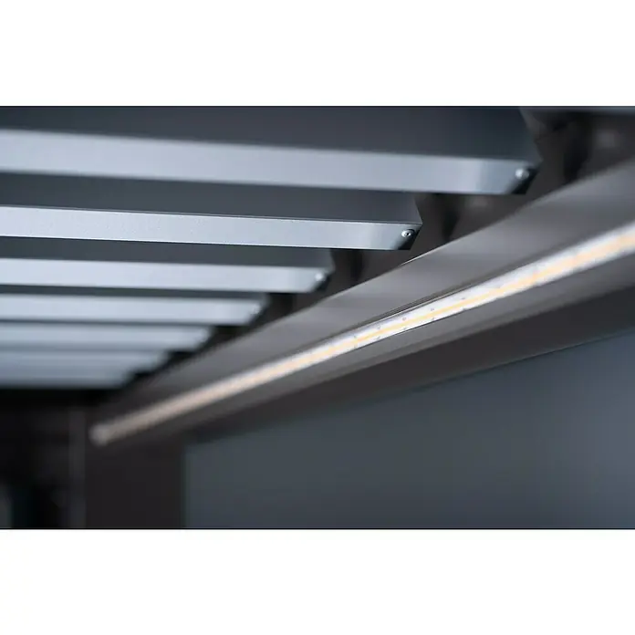 Biohort Pergola LED-Beleuchtung - Passend für Biohort Pergola Lamellenpavillon 3,5x3,5/ 4x3,5/ 4,5x3 - Nahaufnahme grauer Metalllamellen mit integrierter LED-Lichtleiste.