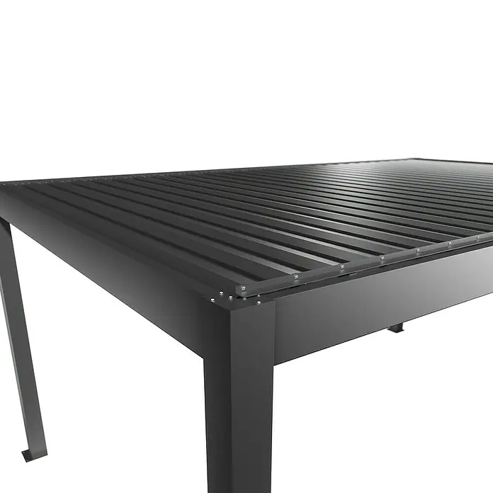 Biohort Lamellenpavillon - B x T: 515,5 x 312 cm, Quarzgrau Metallic, Material Gestell: Stahl - Schwarze Metall-Pergola mit Lamellendach, Detailansicht des Rahmens und der Dachpaneele mit sichtbaren Befestigungen.