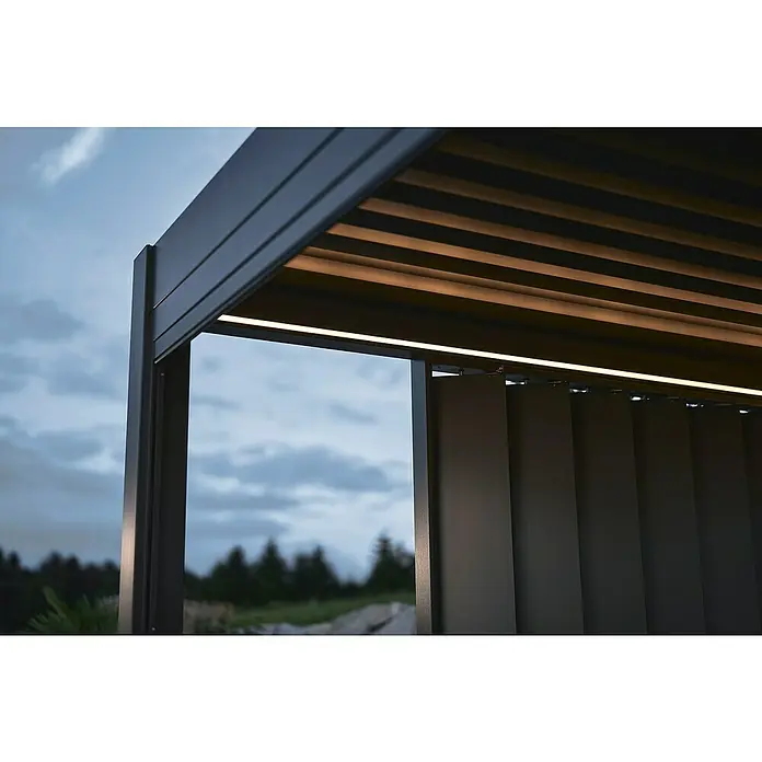 Biohort Pergola LED-Beleuchtung - Passend für Biohort Pergola Lamellenpavillon 3,5x3,5/ 4x3,5/ 4,5x3 - Moderne dunkelgraue Pergola mit integrierter warmer LED-Beleuchtung und vertikalen Sichtschutzwänden im Freien am Abend.