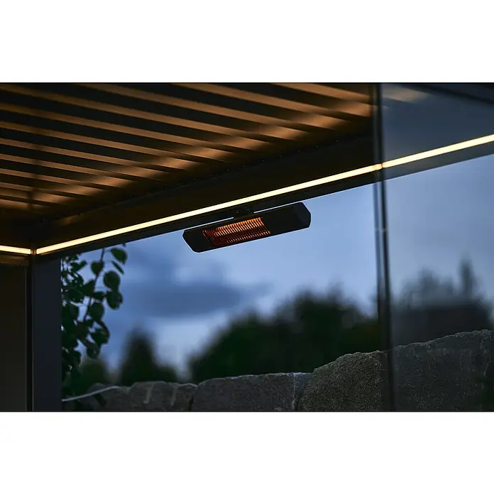 Biohort Pergola Infrarot-Heizstrahler inkl. WiFi - Passend für: Biohort Pergola Lamellenpavillon, 2.000 W - Dunkler Outdoor-Heizstrahler mit orangefarbenem Heizelement und LED-Lichtleiste unter einem Lamellendach in der Dämmerung.
