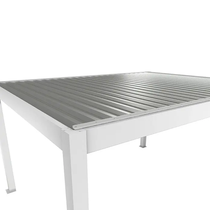 Biohort Pergola Lamellenpavillon Gr. 4,5 - B x T: 460 x 367,5 cm, Weiß - Silber Metallic, Material Gestell: Stahl - Weißer Gartentisch mit geriffelter grauer Metallplatte.