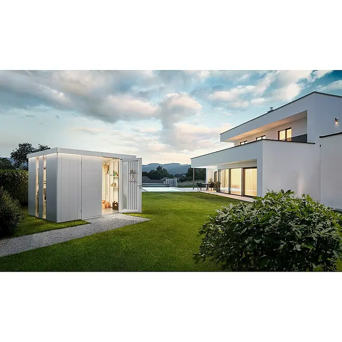 Biohort Neo Gerätehaus 2D - Außenbreite inkl. Dachüberstand: 348 cm, Außentiefe inkl. Dachüberstand: 236 cm, Stahl, Silber-Metallic, Doppeltür - Moderner hellgrauer Geräteschuppen mit geöffneten Türen, der organisierte Regale und Werkzeuge zeigt, auf einem Kiesweg im Garten.