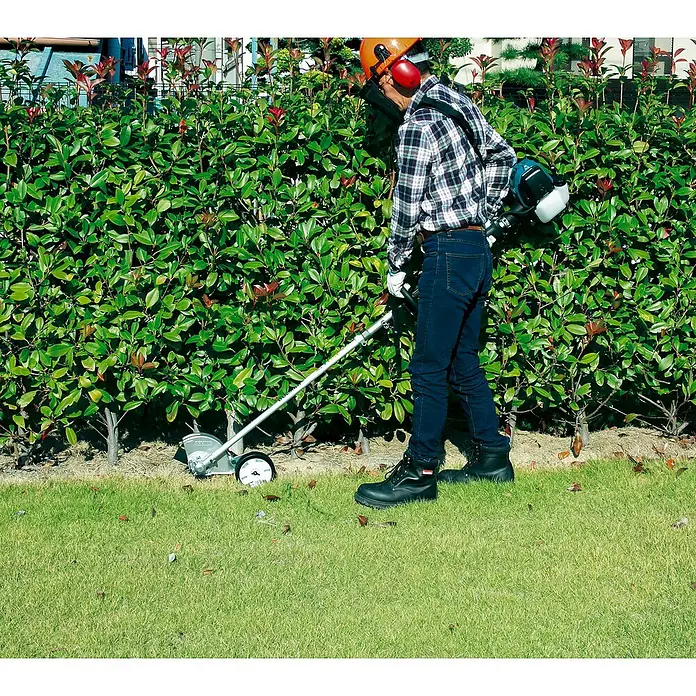 Makita Rasentrimmeraufsatz EE400MP - Passend für: DUX18, DUX60, UX01G - Person verwendet einen Rasentrimmer-Aufsatz mit Rollen zum Kantenschneiden entlang einer Hecke.