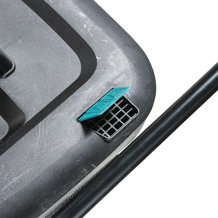 Makita XGT 40V max. Akku-Rasenmäher LM004GZ - 40 V, Ohne Akku, 8 Ah, Schnittbreite: 43 mm - Ausschnitt eines dunkelgrauen Polypropylen-Produkts mit türkisfarbenem Lüftungsgitter und schwarzem Griff.
