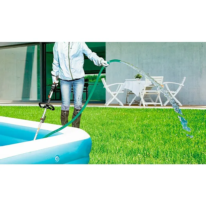 Makita Tauchpumpen-Anschlussstück PF400MP - Passend für: DUX18, DUX60, UX01G - Person nutzt Freischneider und Gartenschlauch, um blauen aufblasbaren Pool zu füllen.