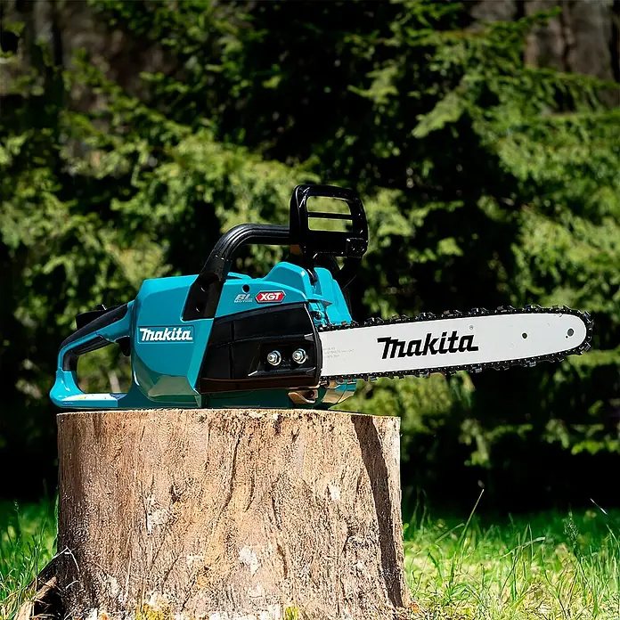 Makita XGT 40V max. Akku-Kettensäge UC025GZ - 40 V, Li-Ionen, Ohne Akku, Schwertlänge: 350 mm - Eine leuchtend türkis-schwarze Makita XGT Kettensäge mit silberner Führungsschiene und Kette, ruht auf einem robusten Holzstumpf.