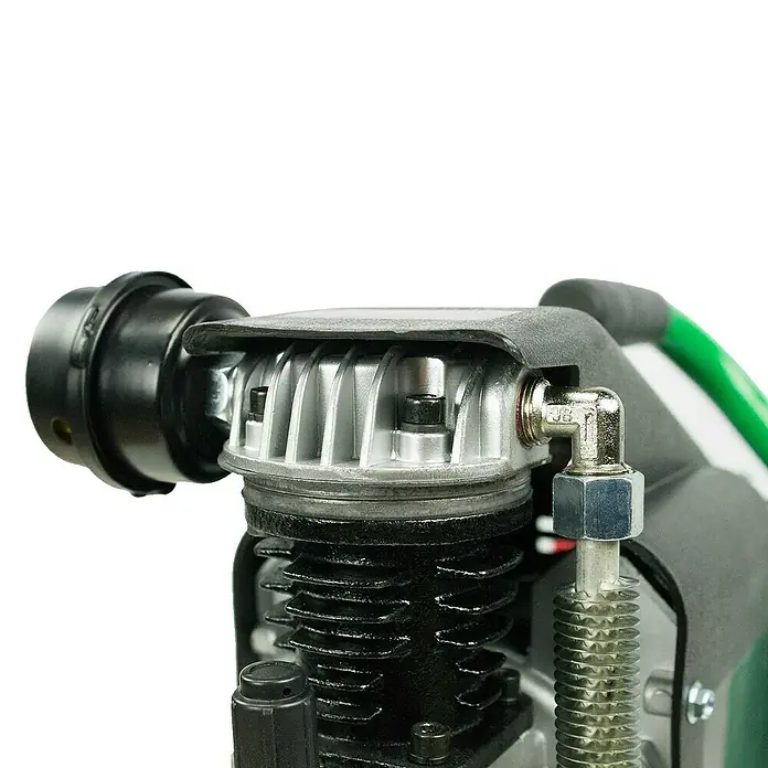 Prebena Kompressor Vigon 120 - Max. Druck: 8 bar, 12 l - Nahaufnahme eines Luftkompressorkopfes mit silbernen Kühlrippen, einem schwarzen Luftfilter und einem Metallrohr mit geripptem Schlauch.