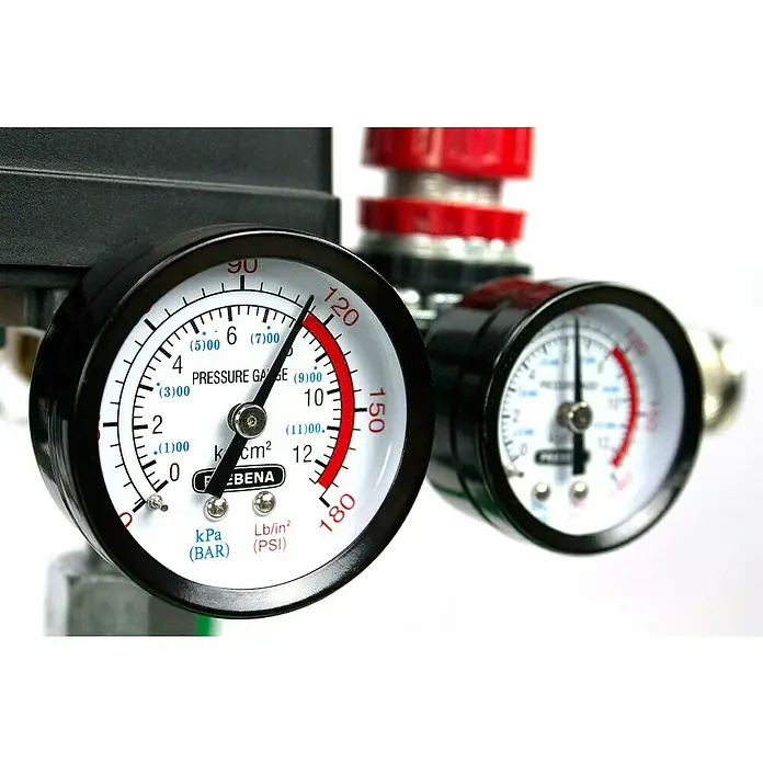 Prebena Kompressor Vigon 240 - Max. Druck: 8 bar, 24 l - Zwei schwarz-weiße Manometer an einem Luftdruckregler, die kPa/BAR und PSI anzeigen.